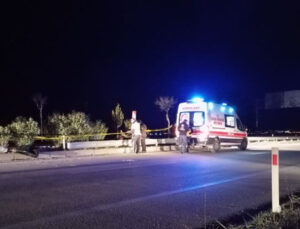 Adana’da motosiklet refüje çarptı: 1 ölü, 1 ağır yaralı