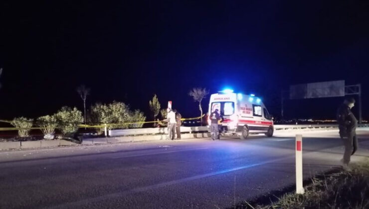 Adana’da motosiklet refüje çarptı: 1 ölü, 1 ağır yaralı