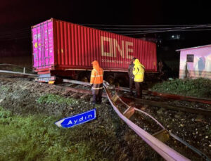 Aydın’da kontrolden çıkan TIR, tren yoluna girdi; sürücü öldü