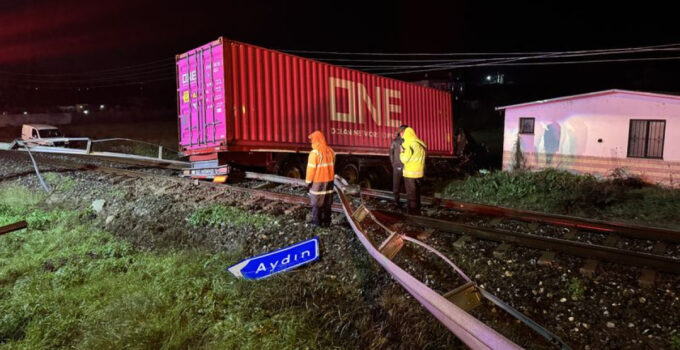 Aydın’da kontrolden çıkan TIR, tren yoluna girdi; sürücü öldü