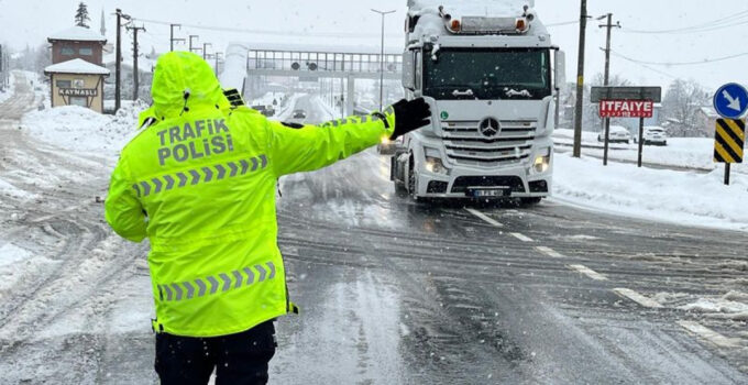 Bolu Dağı’nda ağır tonajlı araçlara kar yasağı!