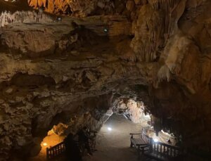 Bu mağarada 15 gün boyunca yarım saat kalan ölüm hariç her derdine şifa buluyor