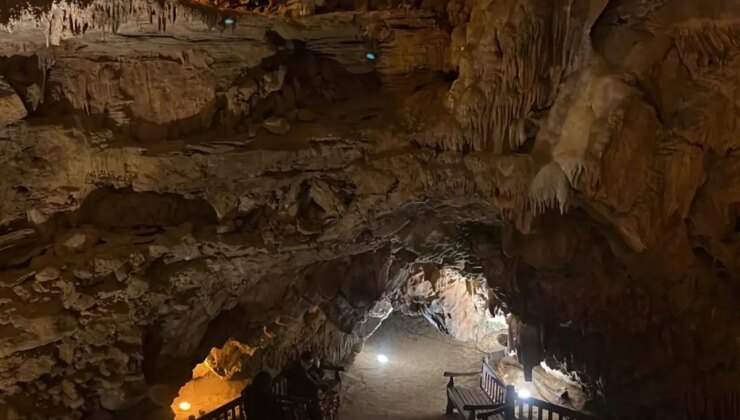 Bu mağarada 15 gün boyunca yarım saat kalan ölüm hariç her derdine şifa buluyor