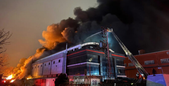 Esenyurt’ta fabrikada yangın