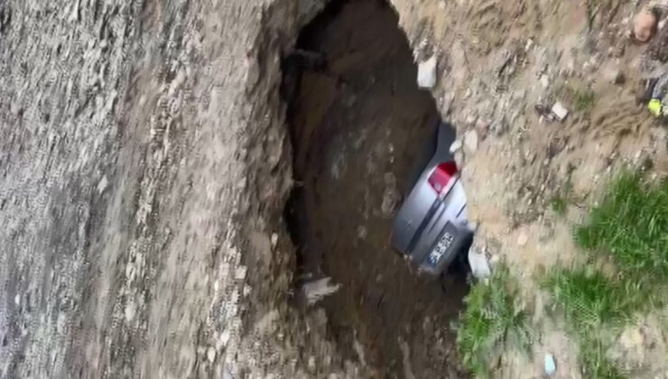 Esenyurt’ta obruk! Park halindeki araç düştü!