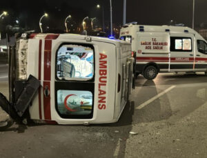 Karabük’te ambulans ile otomobil çarpıştı; 3 sağlık çalışanı yaralandı