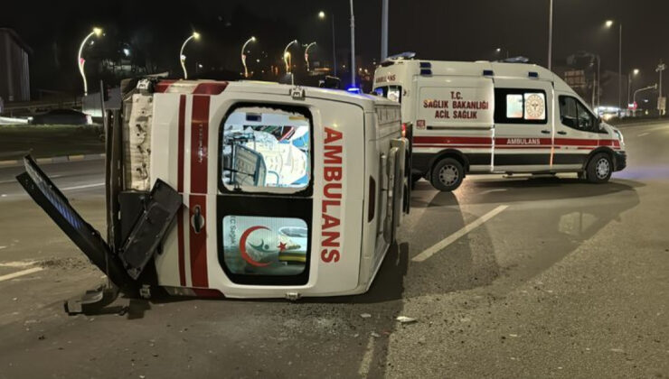 Karabük’te ambulans ile otomobil çarpıştı; 3 sağlık çalışanı yaralandı