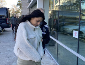 Üşüyüp girdikleri evi soydular!