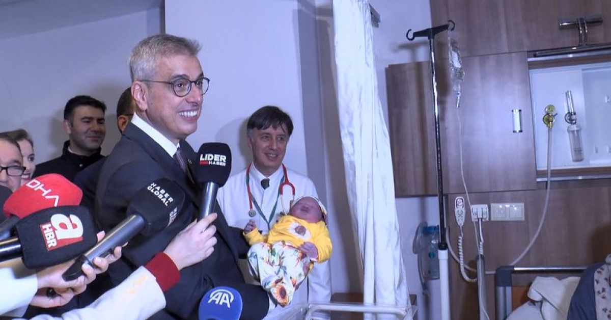 Sağlık Bakanı Memişoğlu yeni yılın ilk bebeklerini ziyaret etti