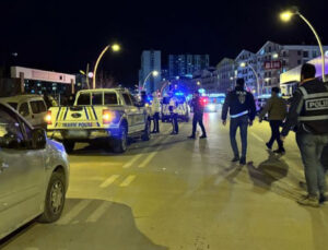 Yılbaşı kutlamasında çıkan kavgaya müdahale eden polis, bıçakla yaralandı