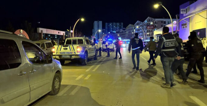 Yılbaşı kutlamasında çıkan kavgaya müdahale eden polis, bıçakla yaralandı