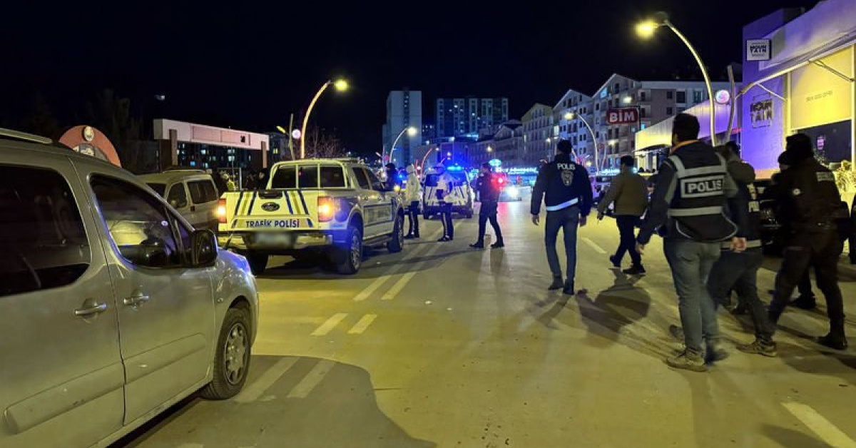 Yılbaşı kutlamasında çıkan kavgaya müdahale eden polis, bıçakla yaralandı